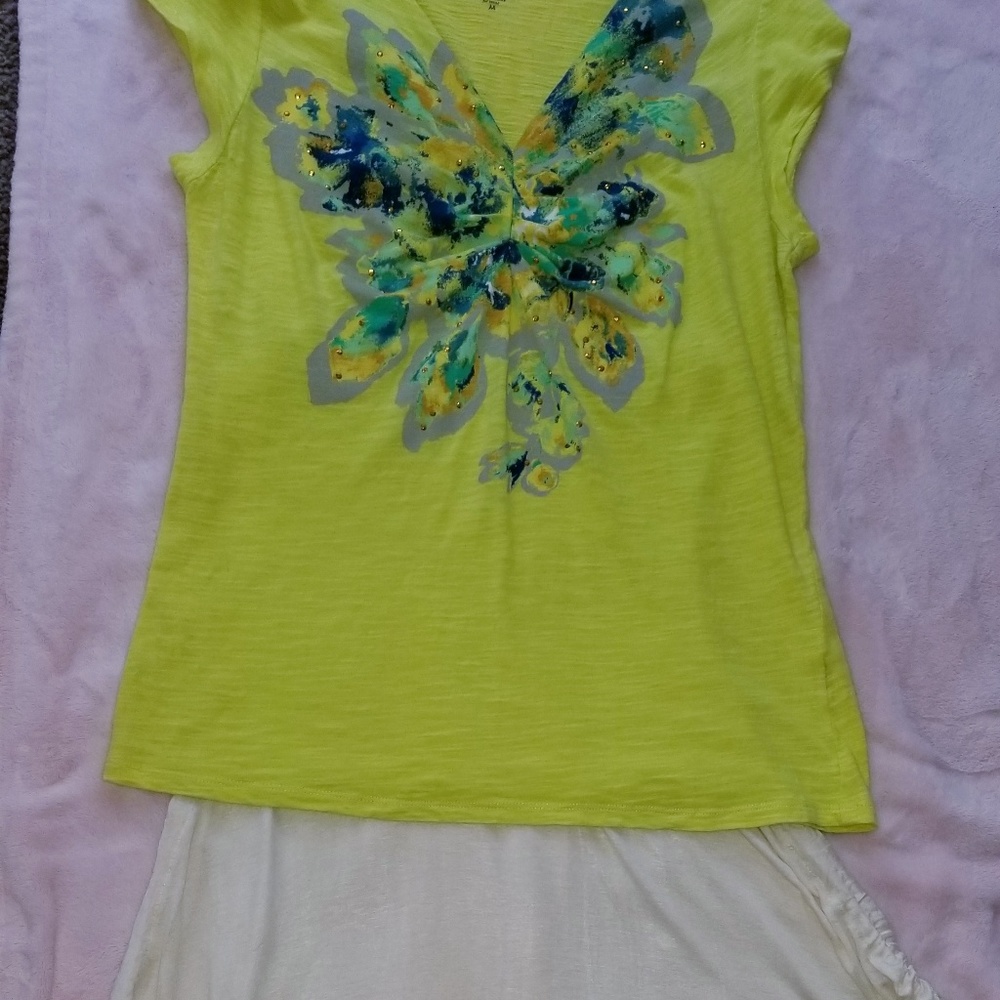 Set of shirt with skirt to the knee.